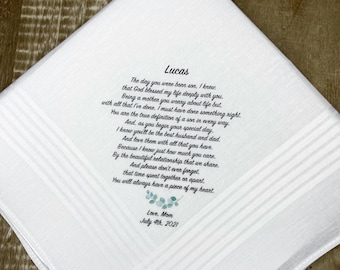 Peut inclure: Un mouchoir blanc avec un message manuscrit à un fils nommé Lucas. Le message exprime l'amour et la fierté pour le fils, lui souhaitant bonne chance pour son jour spécial. Le texte dit : "Le jour où tu es né, mon fils, je savais que Dieu avait béni ma vie profondément avec toi. Être mère, tu t'inquiètes pour la vie, mais avec tout ce que j'ai fait, j'ai dû faire quelque chose de bien. Tu es la vraie définition d'un fils à tous points de vue. Et, alors que tu commences ta journée spéciale, je sais que tu seras le meilleur mari et père. Et aime-les de tout ton cœur. Parce que je sais à quel point tu tiens à eux. Par la belle relation que nous partageons. Et s'il te plaît, n'oublie jamais le temps passé ensemble ou séparés. Tu auras toujours une part de mon cœur. Avec amour, Maman 4 juillet 2021"