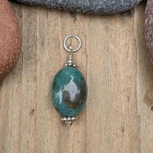Dije de ópalo azul peruano y plata de ley / UN Dije Charm FOUR