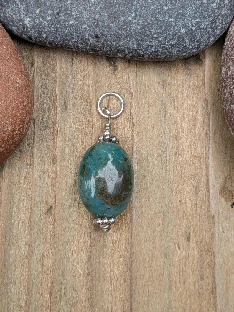 Dije de ópalo azul peruano y plata de ley / UN Dije Charm FOUR