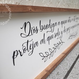 Dios bendiga a quien entre a este hogar, proteja al que sale y de paz a quien se queda/Wood sign/Religioso/Decoración en madera/Hecho a mano