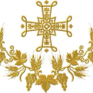 Op de afbeelding: Gouden geborduurd ontwerp met een decoratief kruis bovenaan, met tarwe, wijnranken en bladeren die een halfronde rand vormen. Het ontwerp is geplaatst tegen een witte achtergrond, waarbij de ingewikkelde details van het borduurwerk worden getoond.