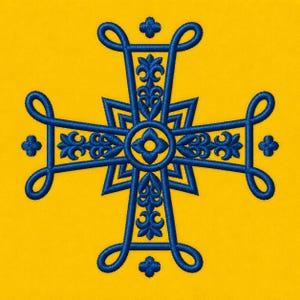 Op de afbeelding: Een gedetailleerd blauw kruisontwerp met sierlijke bloempatronen en geluste randen, tegen een levendige gele achtergrond. Het kruis heeft een centraal cirkelvormig element en symmetrische armen.