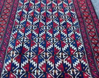 Handgewebter Teppich mit geometrischem Tribal Design.