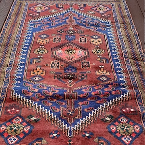 ハンドメイドのトライバルオリエンタルラグ：幾何学模様のメダリオン