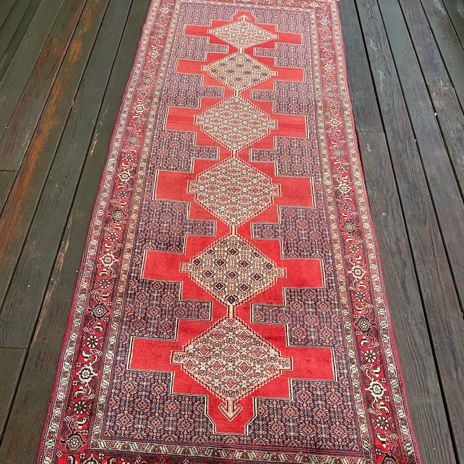 ヴィンテージハンドメイドの赤いトライバルオリエンタルランナー、複雑