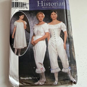 Może przedstawiać: Zabytkowy wzór szycia Simplicity zatytułowany "The Fashion Historian" z ilustracjami historycznych ubrań. Wzór zawiera rozmiary 6, 8, 10 i 12. Okładka przedstawia kobiety w białych sukniach i bieliźnie.