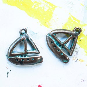 Colgante de barco de cobre para hacer collares, colgante de barco de cobre verde mykonos, encantos de barco de cobre antiguo, encantos