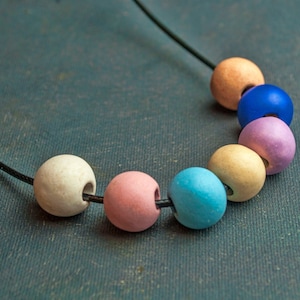 Perline in terracotta di ceramica di Mykonos in 7 colori, perline a sfera in ceramica greca opaca, perline in ceramica opaca fatte a mano da 15-18 mm di diametro