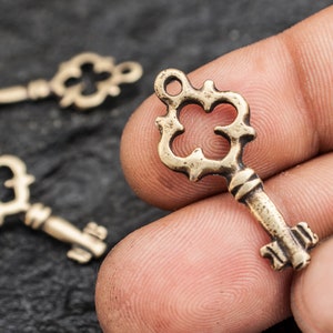 6 Stück griechischen Phaistos Disc Charms, Mykonos Messing Disc Charm Anhänger, Antik Messing Phaistos Disc, griechischen Metallguss Boho