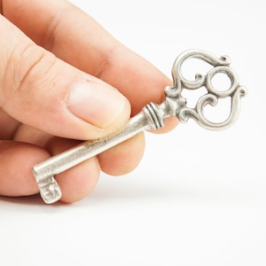 Large vintage skeleton key, Vintage Key pendant, Antique Silver key pendant for jewelry making