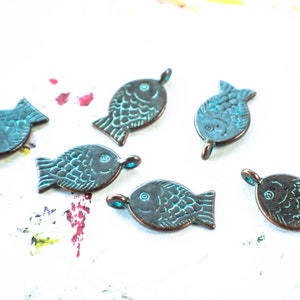 Encantos de peces de cobre 6 piezas, encantos de peces verdes de cobre, colgante de peces mykonos, encantos de fabricación de joyas de boho