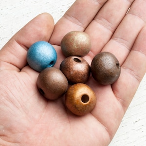 Grandi perle di sfere blu cobalto per creazione di gioielli, risultati di perle ceramiche a foro largo