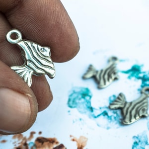 Antike Messing Fisch Anhänger 10 Stück, griechische Fisch Anhänger, Mykonos Fisch Anhänger, griechische Metallguss Boho Schmuck Anhänger