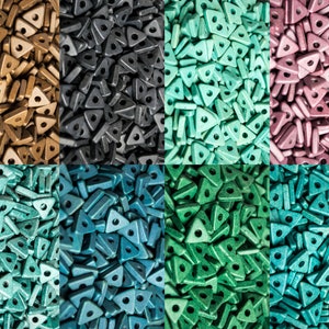 Distanziatori triangolari minuscoli da 10 mm, piccole rondelle in ceramica greca di Mykonos in 8 colori per la creazione di gioielli