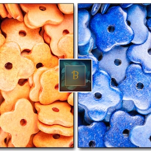 Può includere: Immagine divisa in due sezioni. Una mostra numerose perline a forma di fiore arancione chiaro con un foro centrale. L'altra sezione mostra perline simili a forma di fiore, in varie tonalità di blu. Un piccolo quadrato con la lettera "B" è al centro.