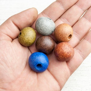Grandi perle di sfere blu cobalto per creazione di gioielli, risultati di perle ceramiche a foro largo