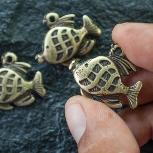 Encantos de pescado de 30 mm para la fabricación de joyas, colgante de pez de latón antiguo 4 piezas, encantos de joyería boho de fundición