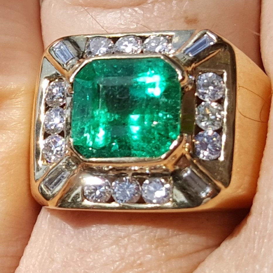 Kelly Green Emerald Ring With 16 Super Clean Diamonds. Signature