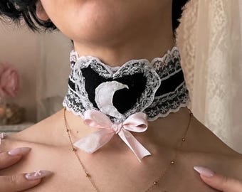 Kanten maan choker, Gotische Coquette choker, Handgemaakte Fairy Kei halsband, Kawaii maan ketting, Romantische kanten halsband met roze strik