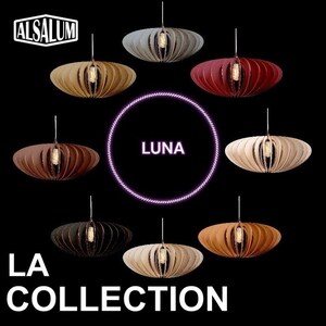Op de afbeelding: Een collectie van acht hanglampen met een houten frame en stoffen lampenkappen in verschillende kleuren, waaronder beige, bruin, grijs en rood. De lampen zijn in een cirkel rond het woord "LUNA" in een paarse cirkel gerangschikt. De tekst "LA COLLECTION" staat onderaan de afbeelding.