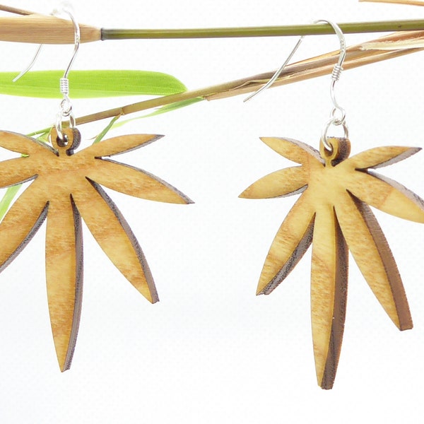 Boucles d'oreilles feuille cannabis en bois massif.