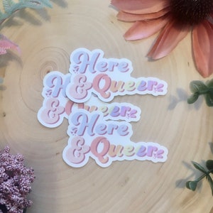 Sticker Here and Queer | Queer Pride-sticker, schattige LGBTQ+-sticker, Bi Pride, Pan Pride, Trans Pride, Ace Pride, Gay Pride, kawaii-sticker