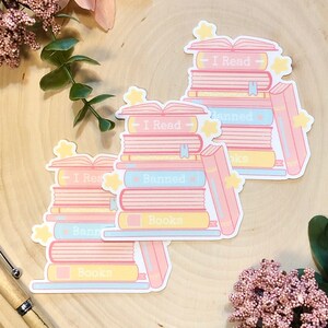 Leo libros prohibidos pegatina / pegatina de vinilo, pegatina Kawaii, pegatina impermeable, pegatina divertida, papelería linda, pegatina estética de libro