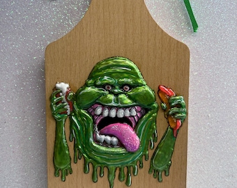 Pintura 3D esculpida a mano de Slimer de Los Cazafantasmas sobre una pequeña tabla de madera para servir (ornamental).