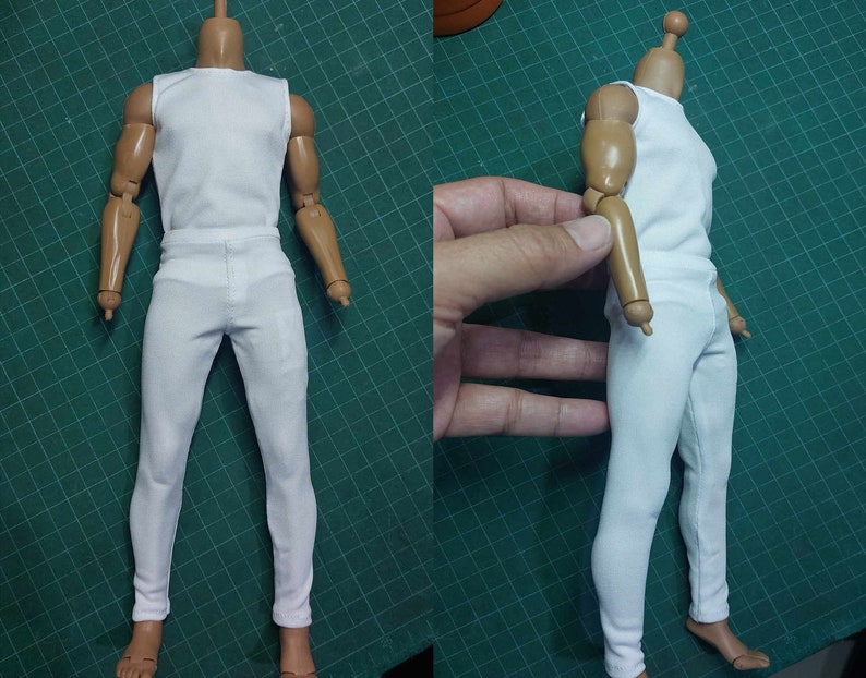 K&ouml;nnte beinhalten: Wei&szlig;es &auml;rmelloses Hemd und wei&szlig;e Hose f&uuml;r eine Actionfigur. Die Figur ist aus Kunststoff und hat ein realistisches Aussehen.