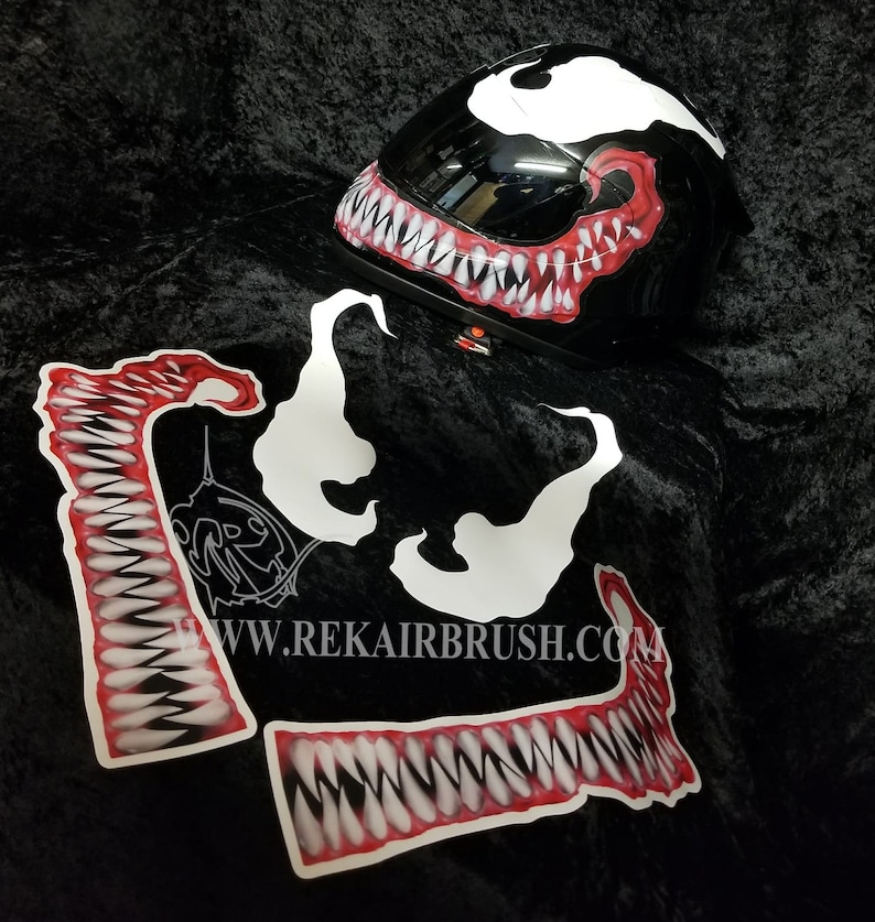 Puede incluir: Casco de motocicleta negro con un dise&ntilde;o inspirado en Venom, con detalles en blanco y un gr&aacute;fico de boca roja y blanca. Incluye calcoman&iacute;as adhesivas a juego con el sitio web www.rekairbrush.com.