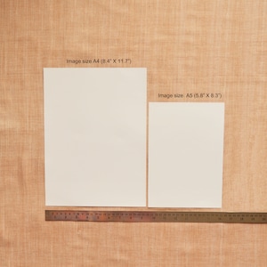 Puede incluir: Dos hojas de papel blancas sobre una superficie marr&oacute;n texturizada. La hoja de papel m&aacute;s grande est&aacute; etiquetada "Image size A4 (8.4" X 11.7")" y la hoja de papel m&aacute;s peque&ntilde;a est&aacute; etiquetada "Image size A5 (5.8" X 8.3")".