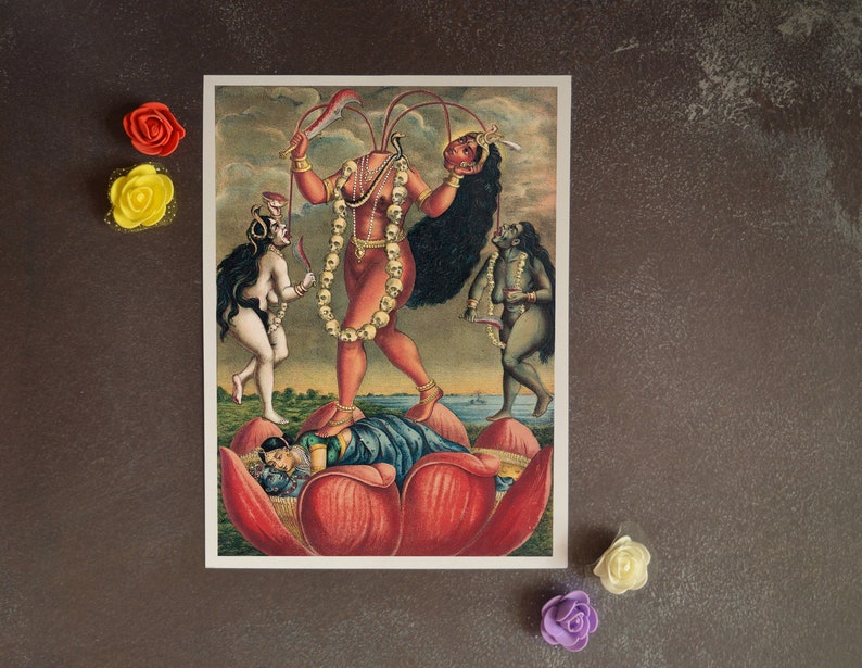 Puede incluir: Una impresi&oacute;n vintage que representa a una deidad hind&uacute; con m&uacute;ltiples brazos, un cuerpo rojo y una guirnalda de cr&aacute;neos. La deidad se encuentra sobre una flor de loto con una figura dormida debajo. Dos figuras con piel oscura y cuernos se encuentran a cada lado de la deidad.