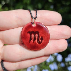 Ręcznie robiony wisiorek ze znakiem zodiaku Skorpiona | Czerwony ceramiczny naszyjnik astrologiczny | Medalion Boho | Symboliczna biżuteria | Zawieszka horoskopu | Prezent na urodziny Skorpiona