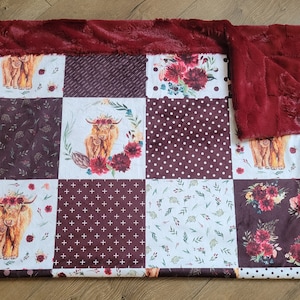 Highlander Minky Decke, Minky Babydecke, boho floral Kühe, Baby Mädchen Kuh Decke, weinrot und creme