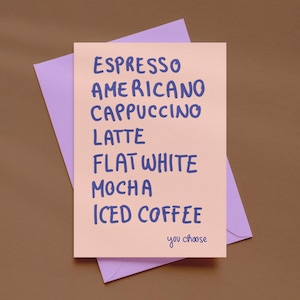 Könnte beinhalten: Eine pfirsichfarbene Karte mit einer Liste von Kaffeegetränken in blauem Text: Espresso, Americano, Cappuccino, Latte, Flat White, Mocha, Eiskaffee. Die Worte „you choose“ stehen unten. Die Karte liegt auf einem lila Umschlag.