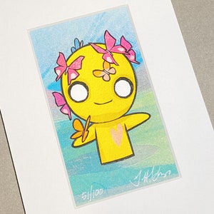 以下が含まれることがあります： 胸にハート、頭にピンクの蝶々をつけた黄色の漫画キャラクター。キャラクターは笑顔で腕を伸ばしています。背景は青と緑の水彩画です。画像は署名され、51/100と番号が付けられています。