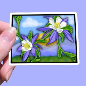 Puede incluir: Una pegatina con una ilustración colorida de dos flores moradas y blancas con enredaderas verdes sobre un fondo de paisaje azul y verde.