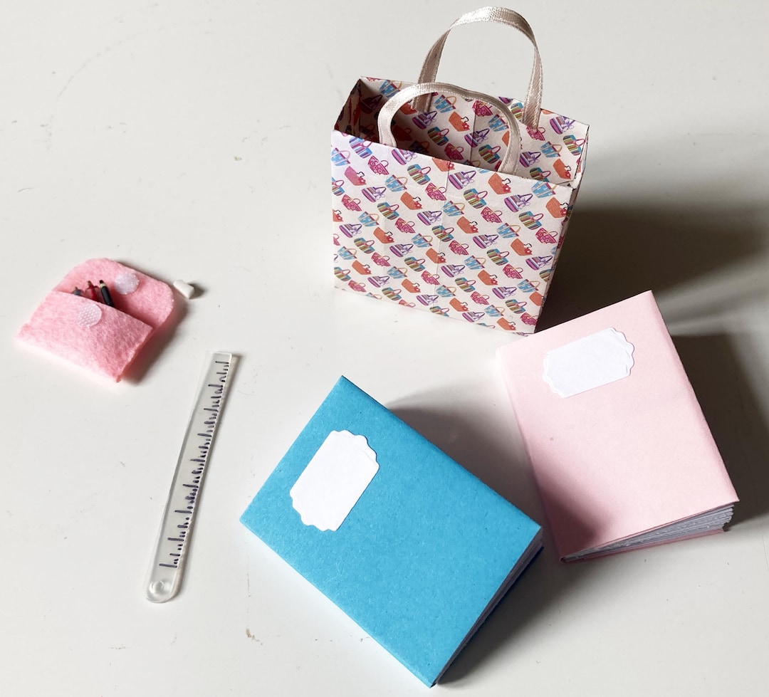 Mini Sac à Dos De Poupée Rouge – Échelle 1:6, Accessoire Scolaire Pour Maison De Poupée (7x7,2 Cm)