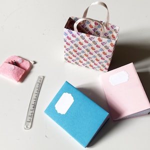 Sac et accessoires miniatures d'école pour poupée ou collectionneur