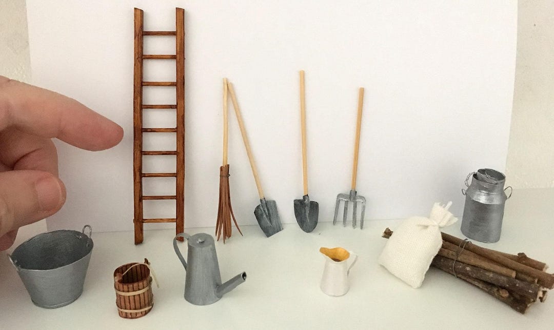 Kit Miniature Jardin Pour Maison De Poupée – 25 Pièces : Outils, Légumes, Parcelle – Résine Et Plastique – Déco Réaliste Pour Diorama 1/24 – Ferme Miniature