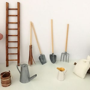 Miniatuur tuingereedschapset voor diorama of kerststal
