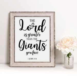 El Señor es más grande que los gigantes a los que te enfrentas / 4 jpgs y 1 svg / 1 Juan 4:4 / Escritura inspiradora / Regalo cristiano de inauguración de la casa