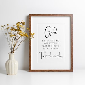Dieu est toujours en train d'écrire votre histoire. Arrêtez d'essayer de voler le stylo. Faites confiance à l'auteur. | Écritures inspirantes | Tenture murale religieuse