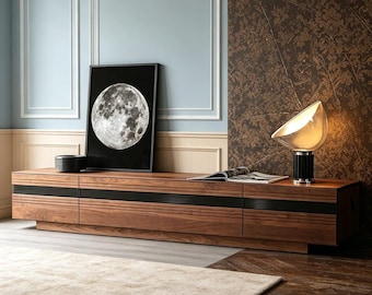 Mobile porta TV extra lungo in noce, consolle multimediale in stile Mid-Century Modern, credenza con ante in vetro nero.