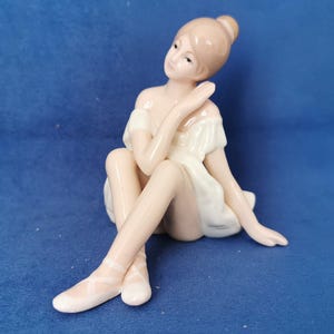 Vintage Porcelain Ballerina Figurine: Romantic Seated Ballerina Decor