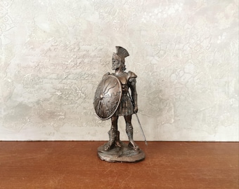 Estatua de caballero medieval vintage, figura de resina de bronce antiguo con lanza y escudo.