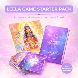 Op de afbeelding: De Leela Game Starter Pack bevat een bord, kaarten en een gids. Het bord toont een illustratie van een vrouw en een kaart. De kaarten en de gids hebben een paars en blauw galaxy-ontwerp met een slangenillustratie. De tekst "THE LEELA GAME GUIDE" is zichtbaar.