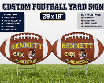Puede incluir: Dos letreros de jardín personalizados con forma de balón de fútbol americano, de 29 x 18 pulgadas, con cordones blancos. Cada letrero muestra el nombre BENNETT, el número 15, un gráfico de tigre y el texto TIGERS FOOTBALL en amarillo y azul.