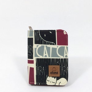 Monedero mediano con diseño de gato, con cremallera alrededor y 10 bolsillos / CatBass / burdeos y negro