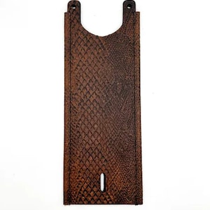 Puede incluir: Cubierta de tanque de gasolina de motocicleta de cuero marrón con un patrón de piel de serpiente.